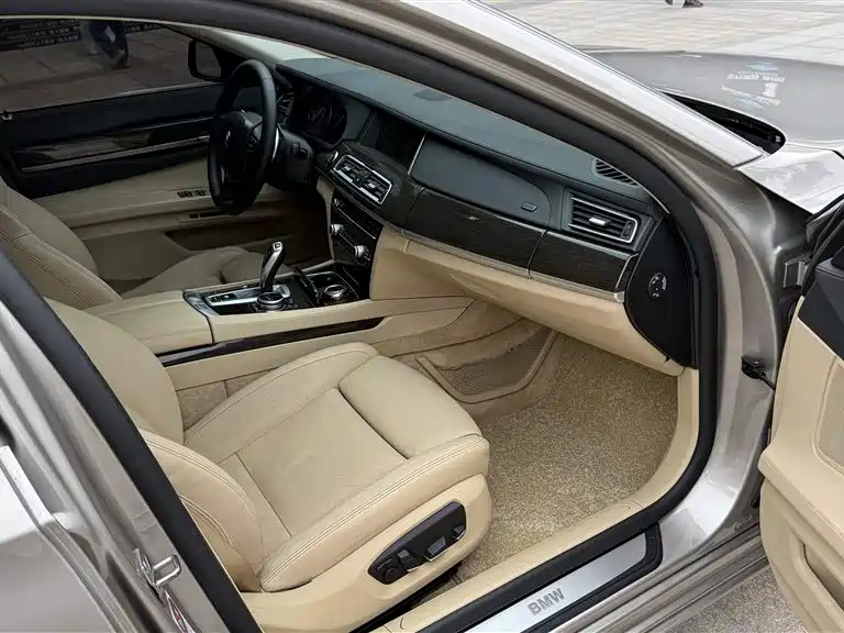 BMW 7 Series 2013 Model 740Li Leading фото 17