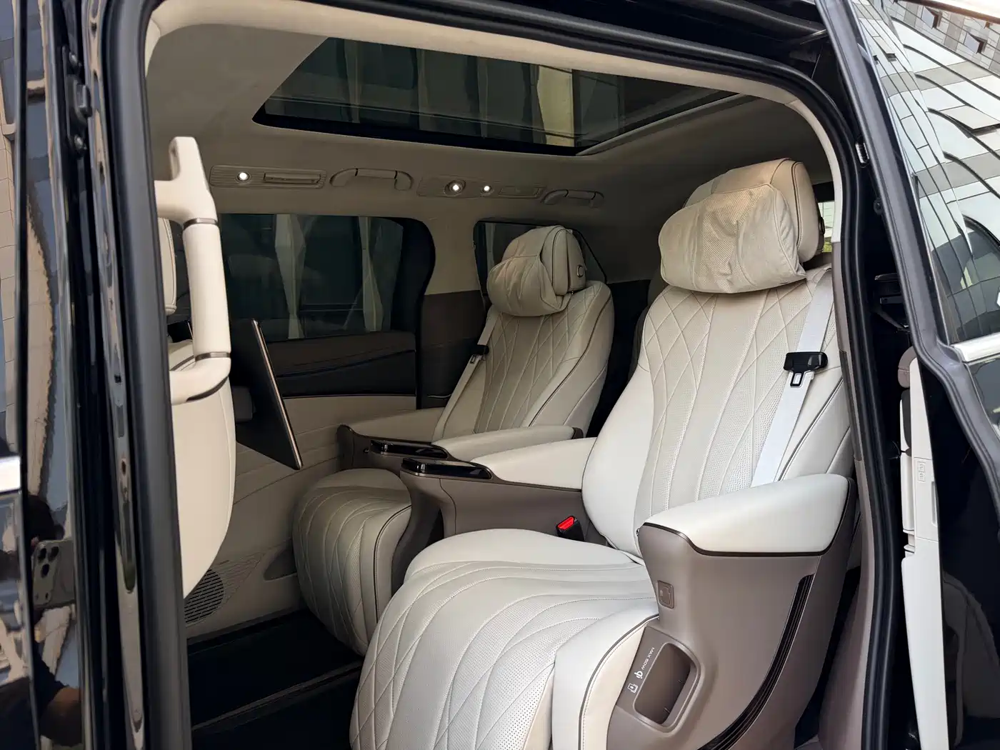 Denza D9 2022 DM-i 970 AWD Flagship фото 13