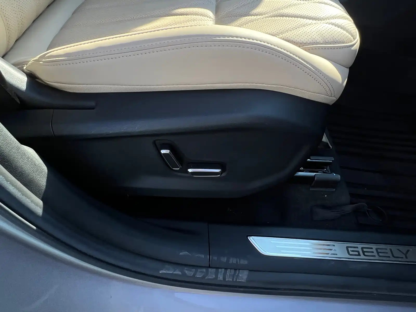 Фото 29 - Geely Monjaro