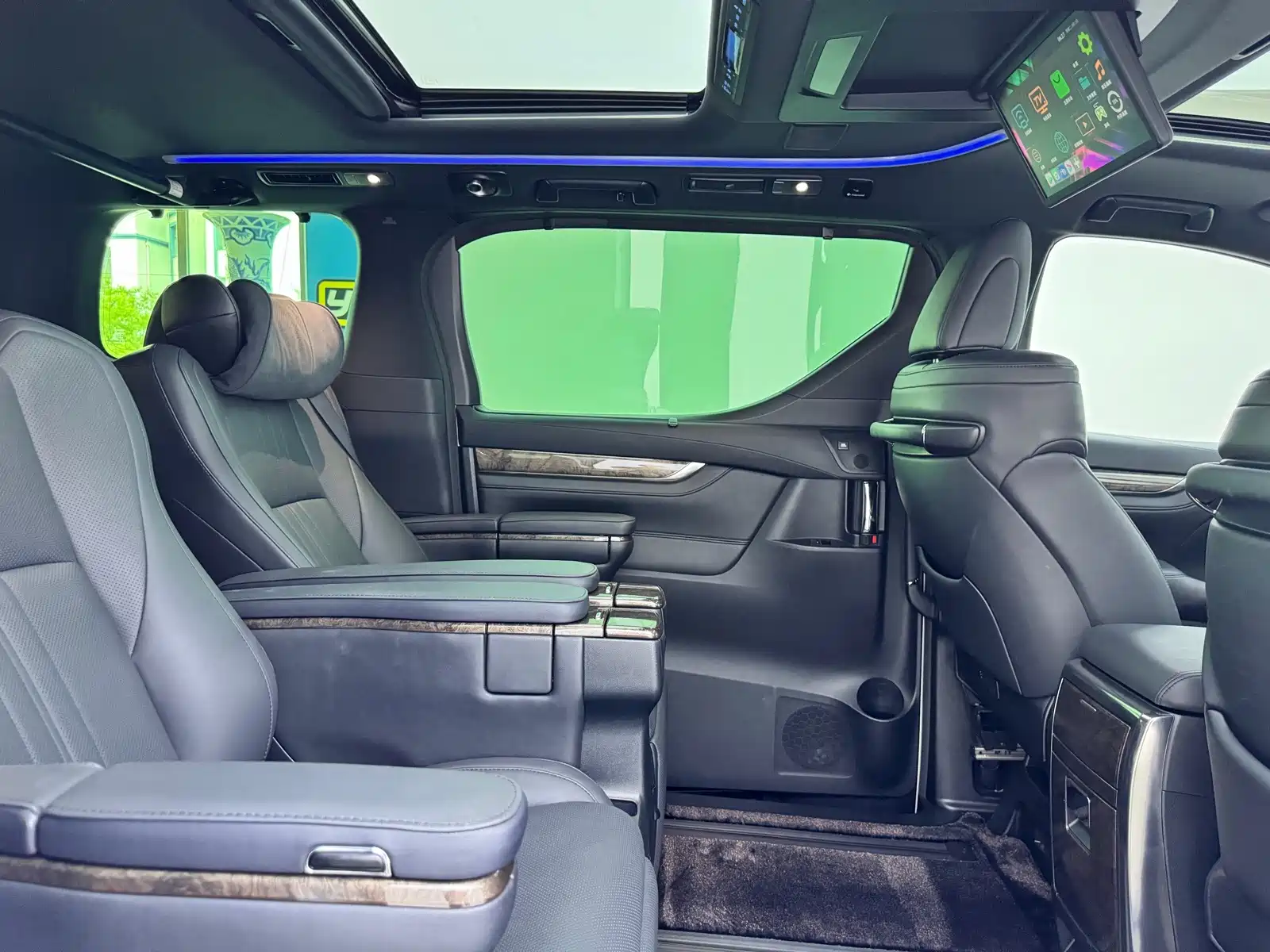 Фото 10 - Toyota Vellfire