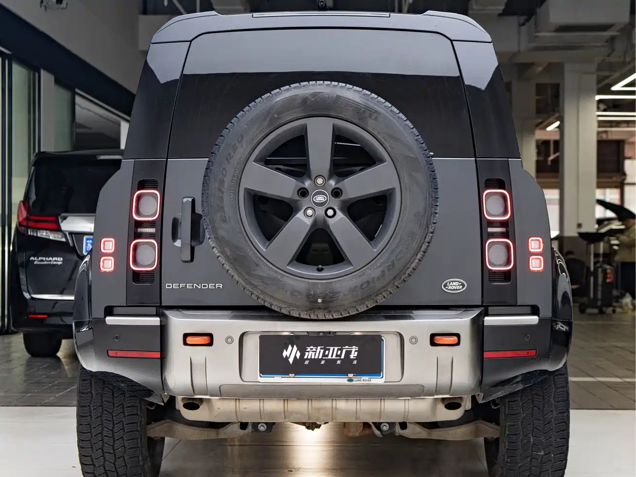 Land Rover Defender 2023 Facelift 110 3.0T P400 X фото 8