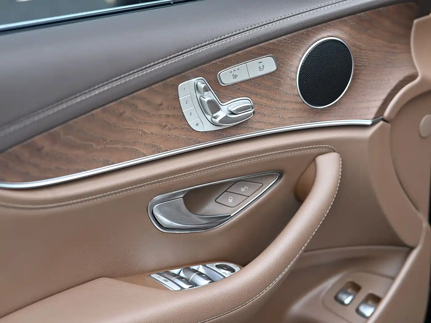 Mercedes-Benz E-Class New Energy 2022 E 350 e L Plug-in Hybrid Sedan фото 12