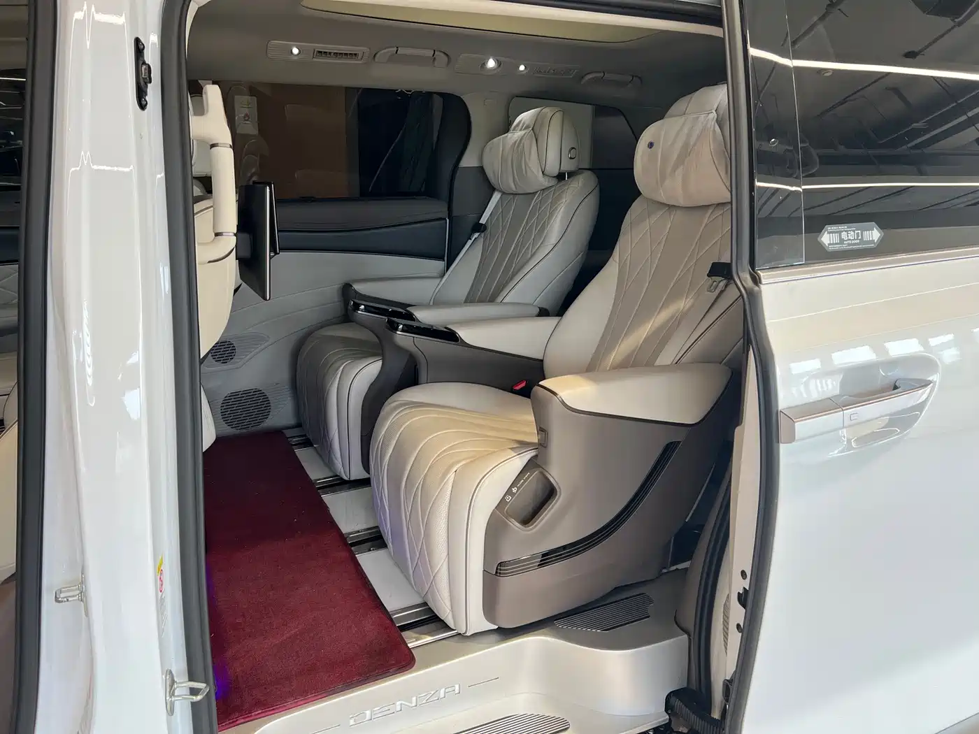 Denza D9 2023 2022 DM-i 970 All-Wheel Drive Honor Edition