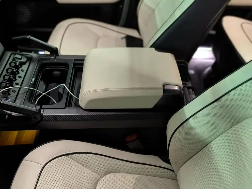Land Rover Defender 2023 110 3.0T P400 75th Anniversary Legend Edition фото 2
