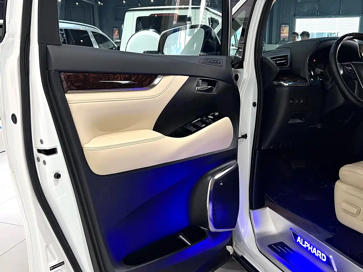 Toyota Alphard 2021 Hybrid 2.5L Luxury фото 44