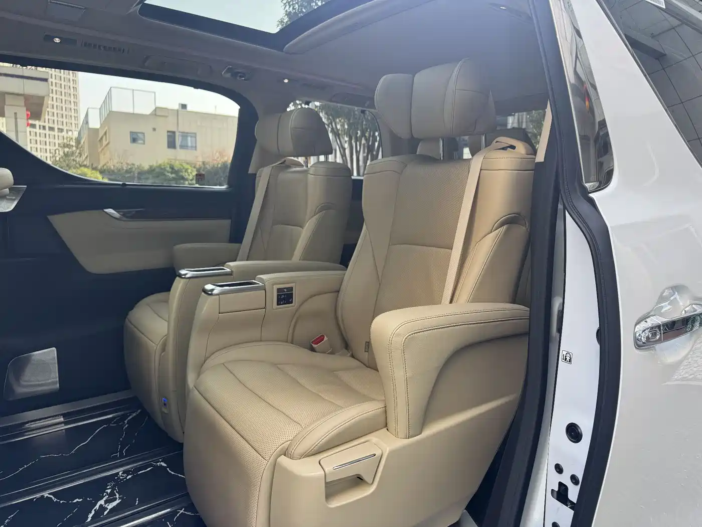Toyota Alphard 2021 Hybrid 2.5L Luxury фото 10