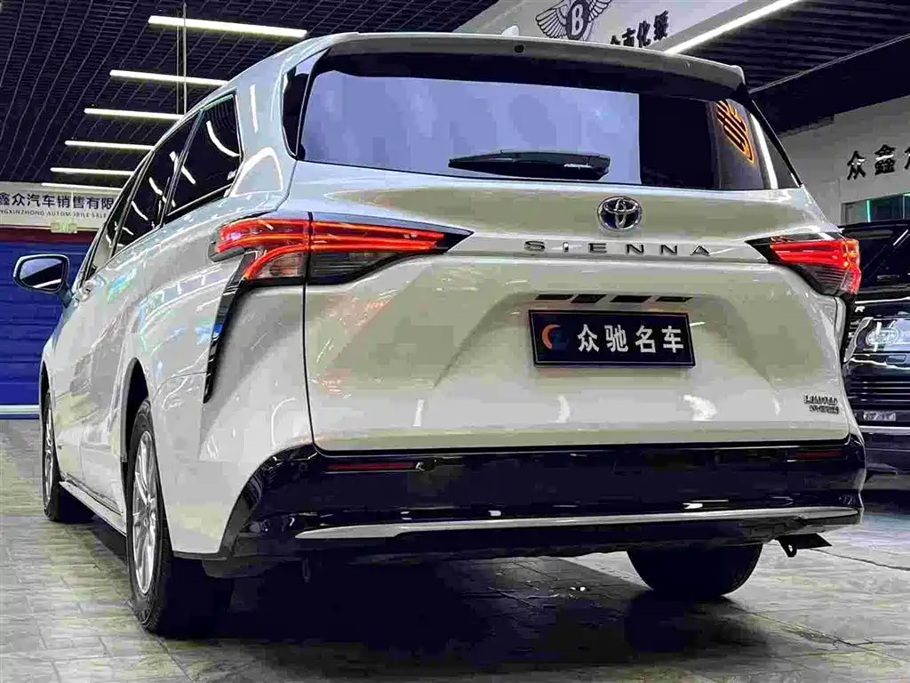 Toyota Sienna 2023 2.5L Hybrid Premium Edition фото 9