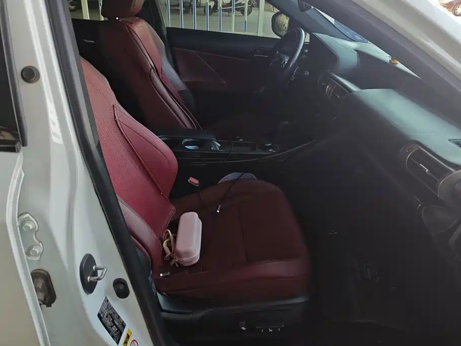 Фото 8 - Lexus IS