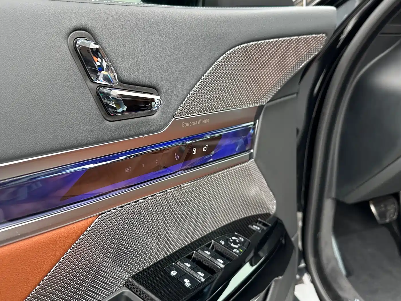 BMW 7 Series 2023 Facelift 740Li Exclusive M Sport Package фото 8