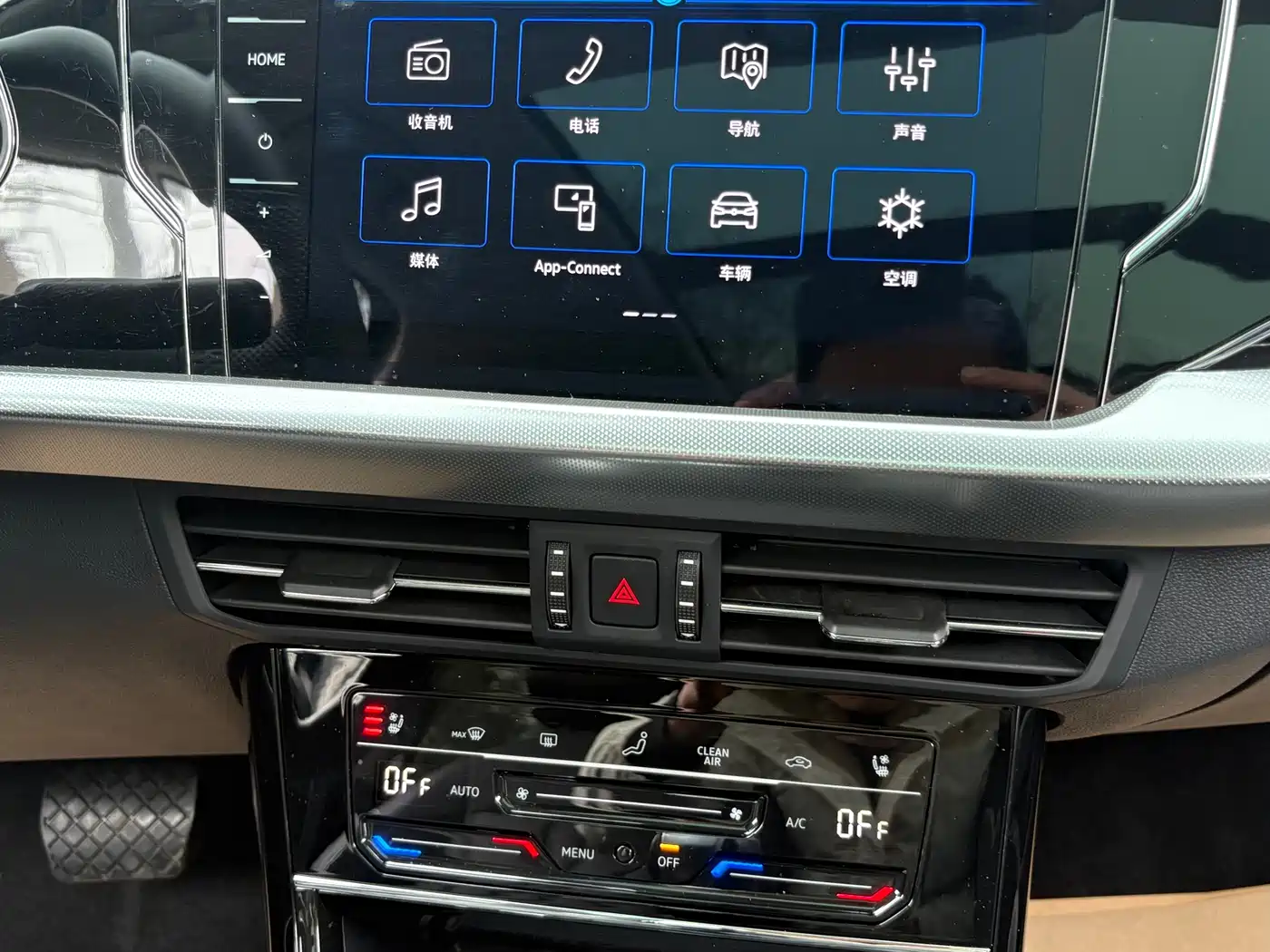 Volkswagen Passat 2024 380TSI Luxury фото 11