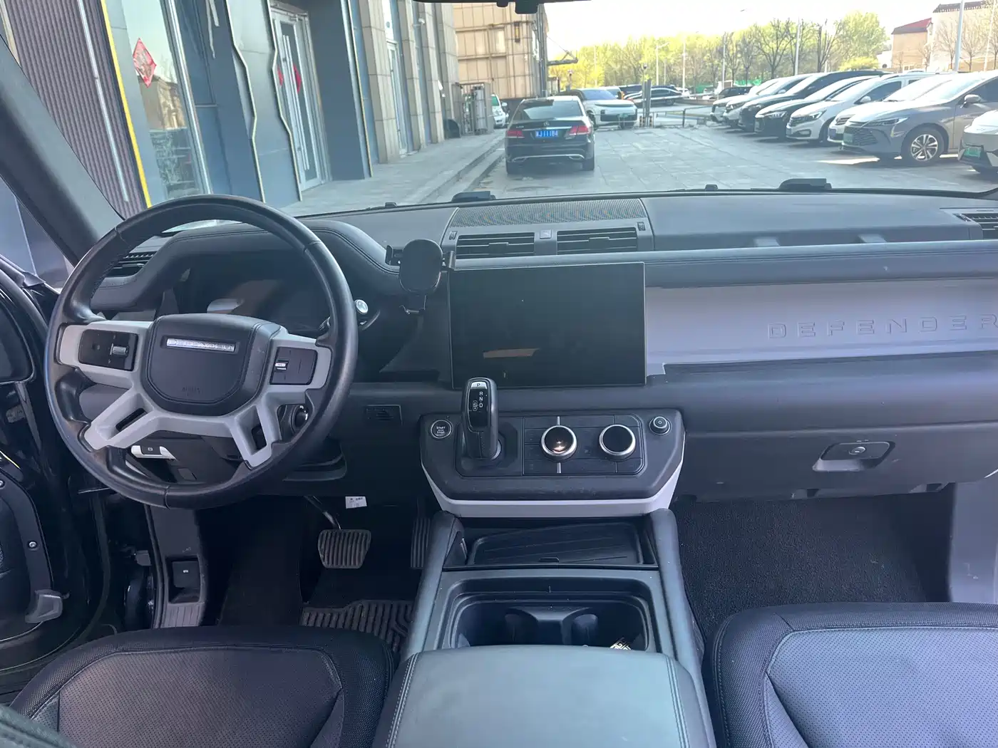Land Rover Defender 2023 Model 110 3.0T P400 Dark Special Edition фото 8