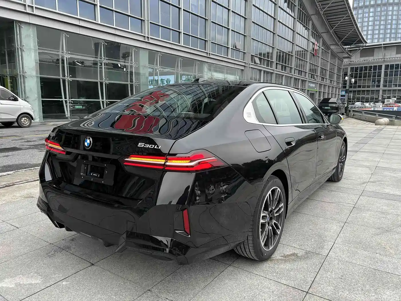 BMW 5 Series 2026 530Li Leading M Sport Package фото 11