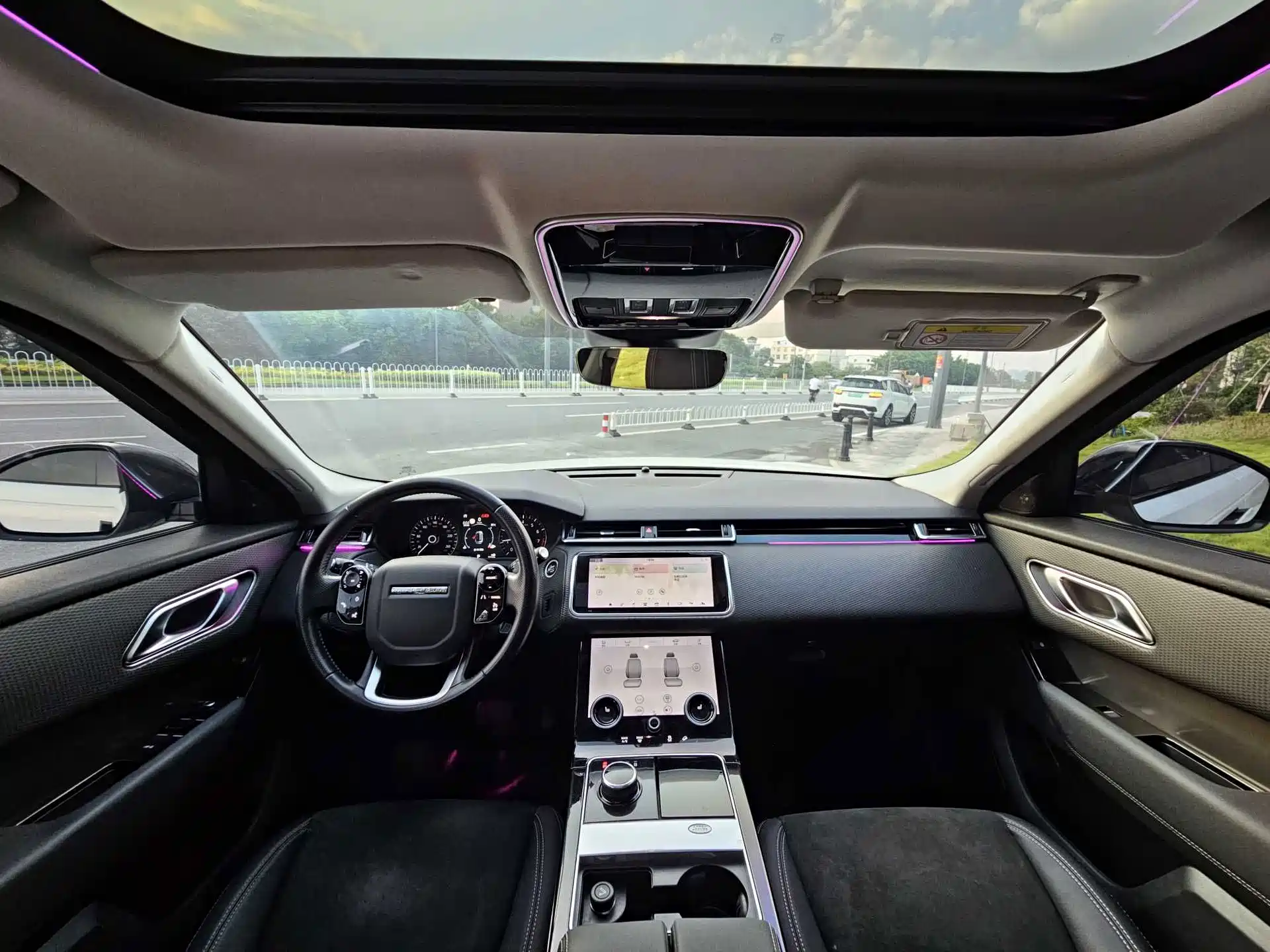 Фото 21 - Land Rover Range Rover Velar