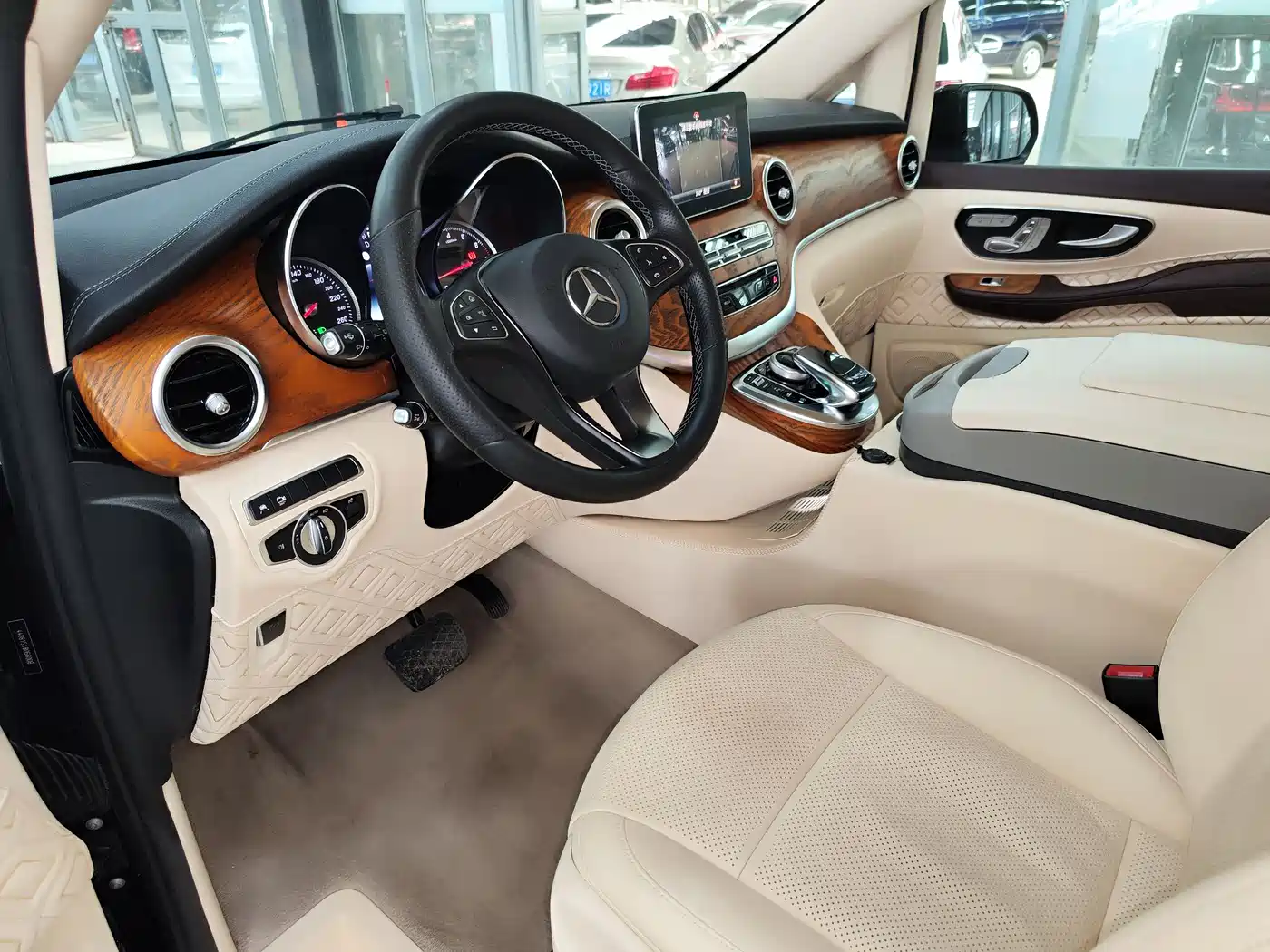Mercedes-Benz V-Class 2018 V 260 L Premium Long Wheelbase Edition China VI фото 13
