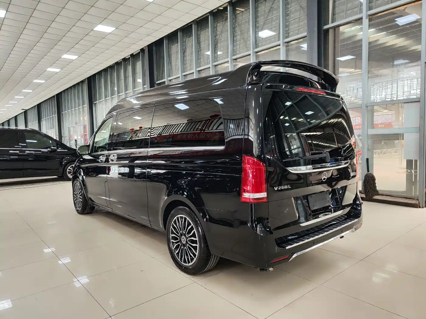 Mercedes-Benz V-Class 2018 V 260 L Premium Long Wheelbase Edition China VI фото 36