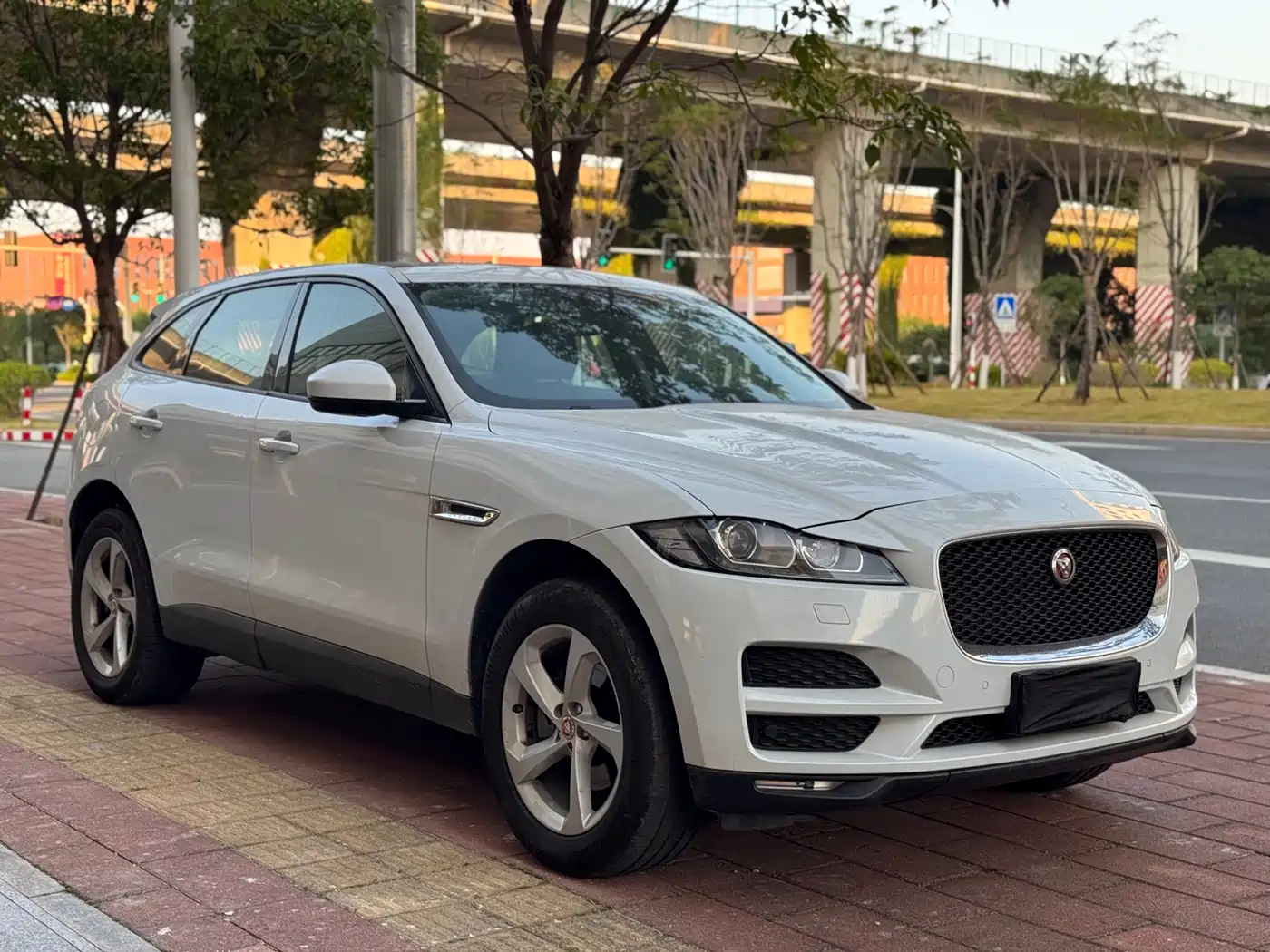 Jaguar F-PACE 2016 2016 2.0T FWD Urban Premium Edition
