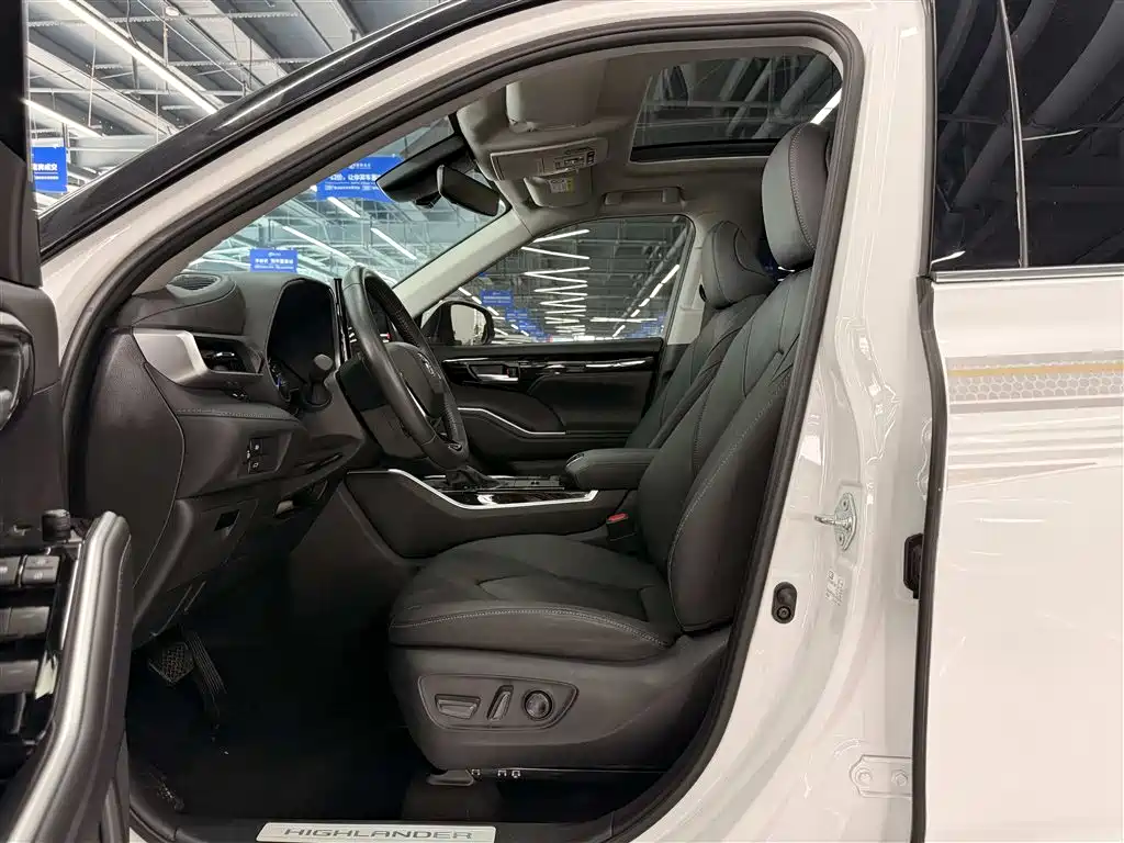 Toyota Highlander 2023 2.5L Smart Hybrid Dual Engine AWD Premium 7-Seater фото 4