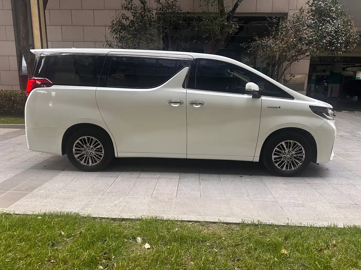 Toyota Alphard 2021 Hybrid 2.5L Luxury фото 3