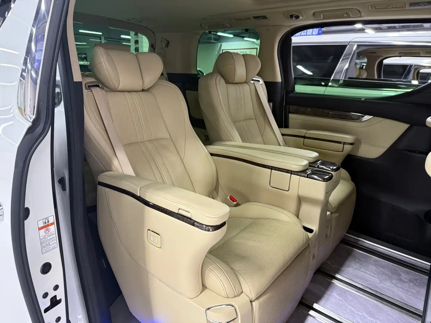 Toyota Alphard 2020 Hybrid 2.5L Premium Edition фото 5