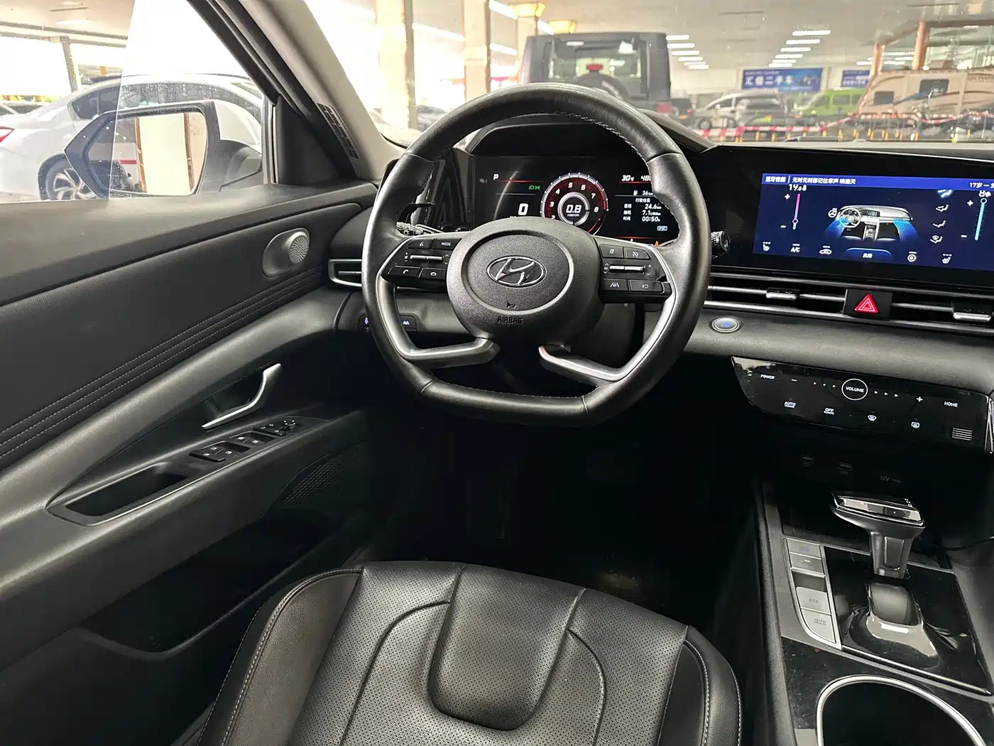 Hyundai Elantra 2021 1.5L CVT LUX Premium Edition фото 12
