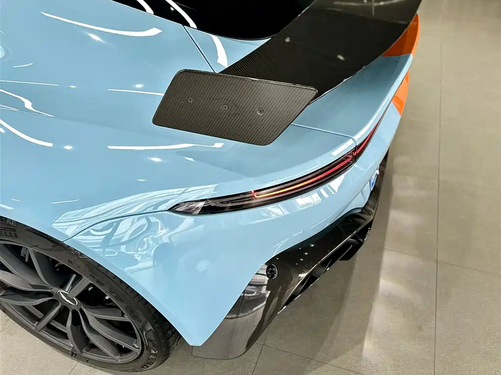 ASTON MARTIN V8 VANTAGE