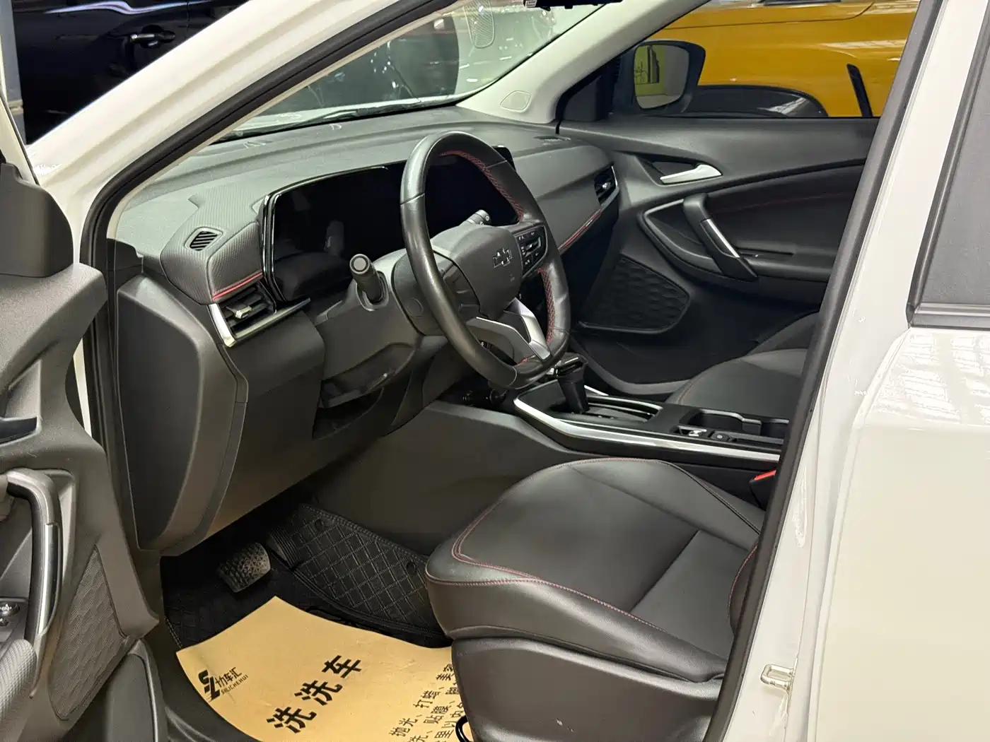 Photo 11 - Chevrolet Trax