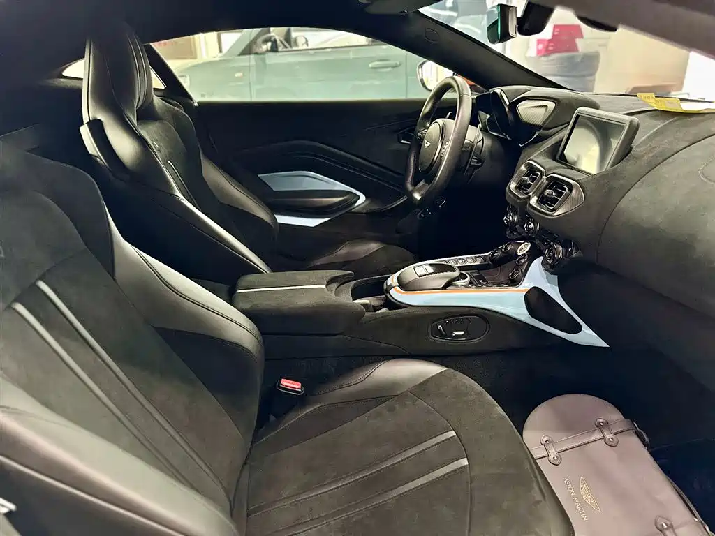 ASTON MARTIN V8 VANTAGE