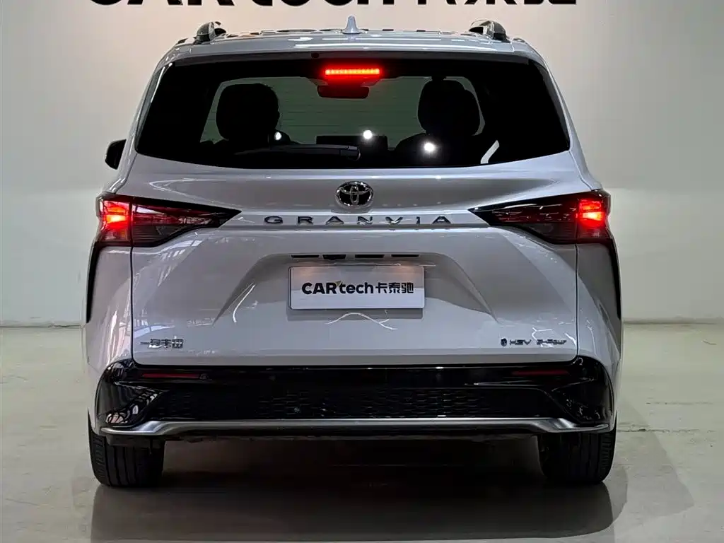 Toyota Granvia 2024 2.5L Hybrid Premium PLUS 4WD Edition фото 6