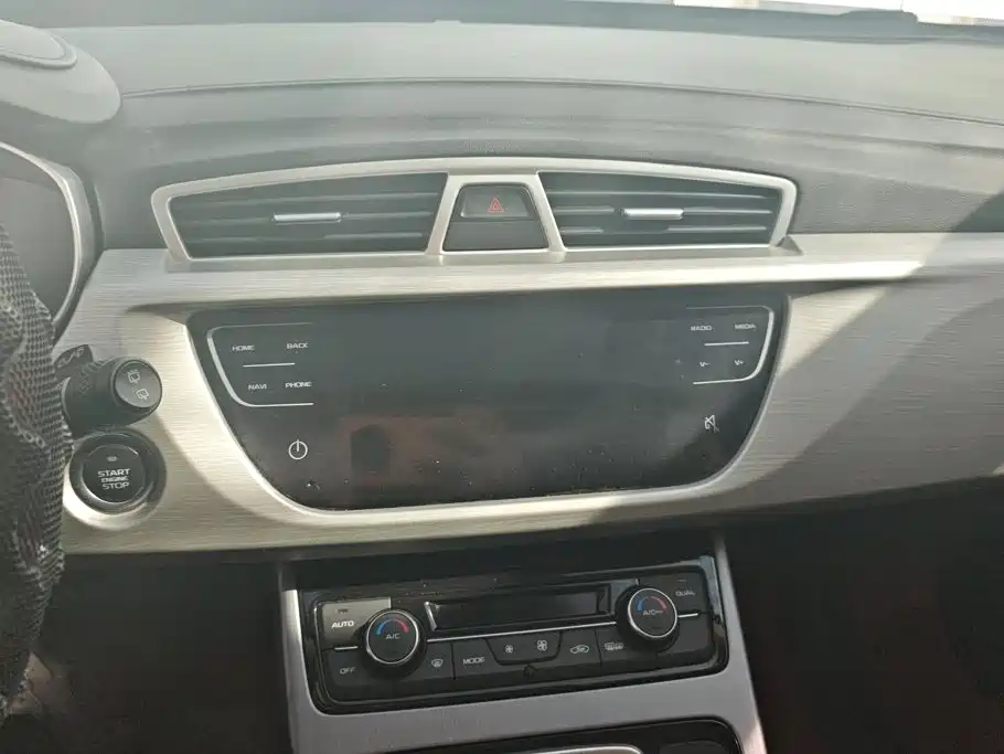 Photo 13 - Geely Atlas