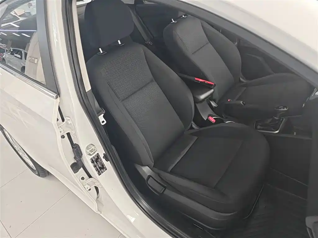 Hyundai Verna 2016 1.4L Automatic Cool Edition GLS фото 25