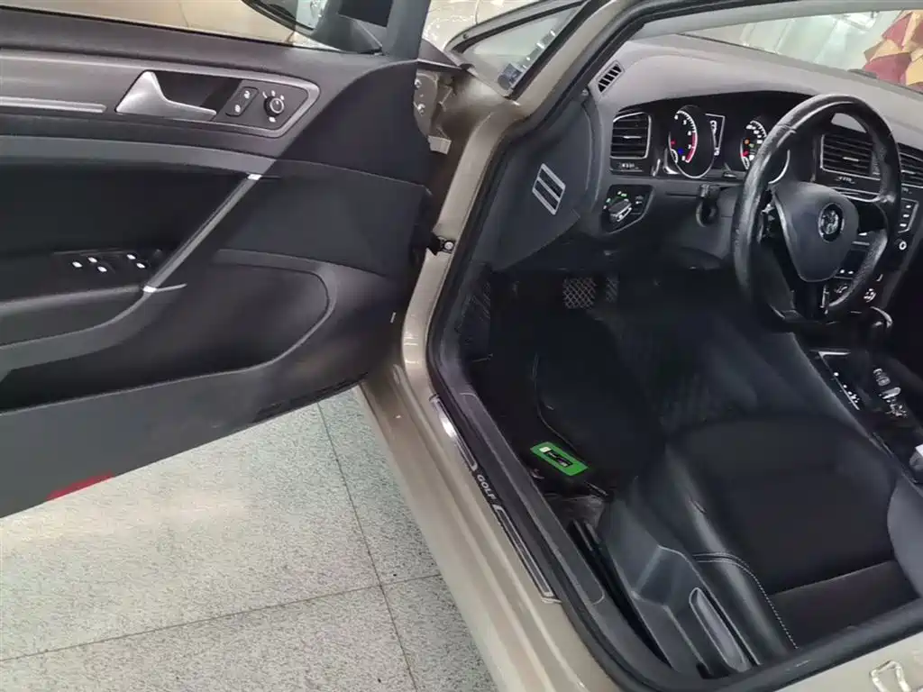 Volkswagen Golf 2017 1.6L Auto Comfort Millionth Edition фото 16