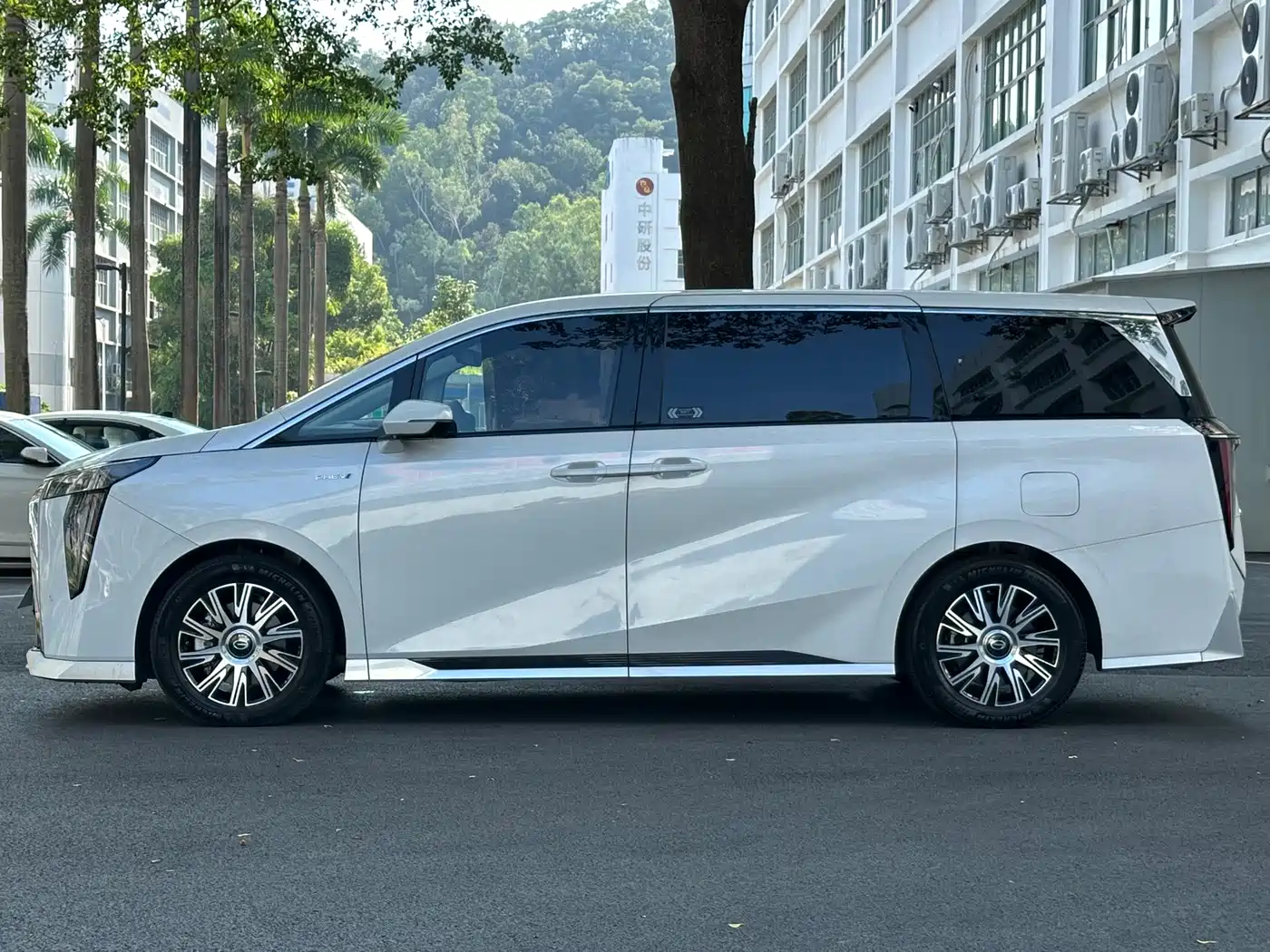 Photo 25 - GAC Trumpchi Trumpchi E9