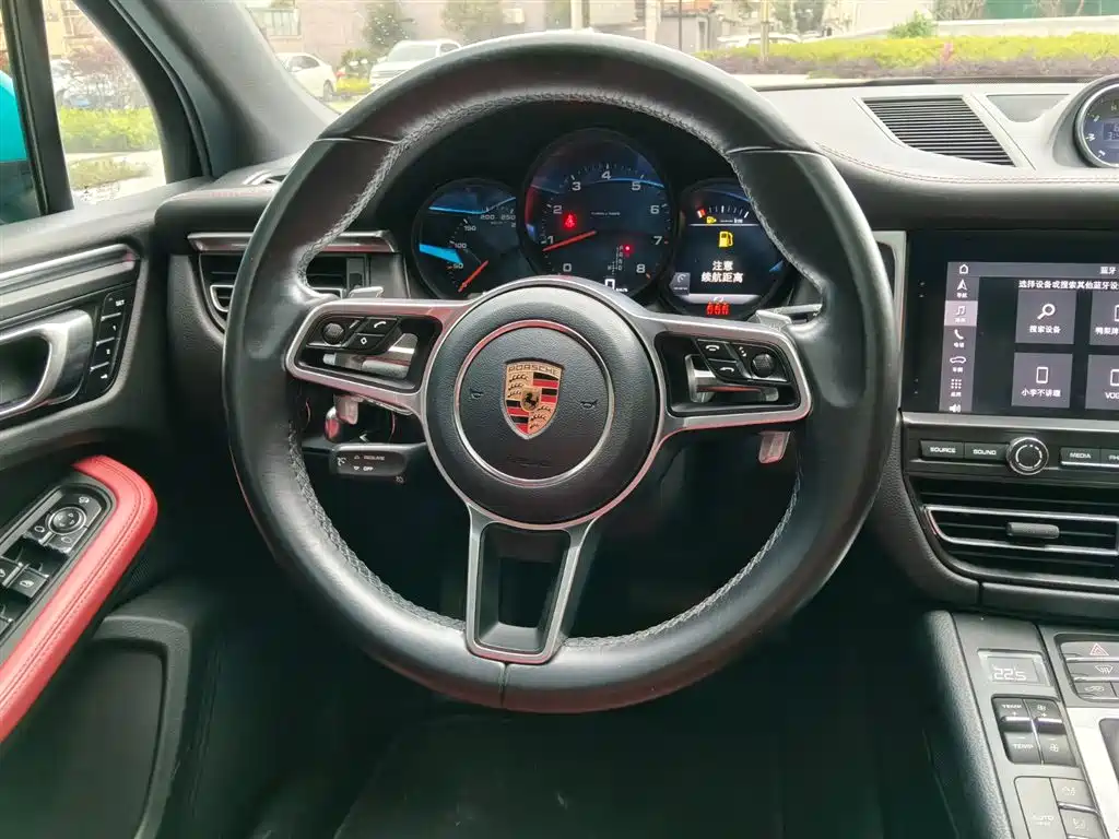 PORSCHE MACAN