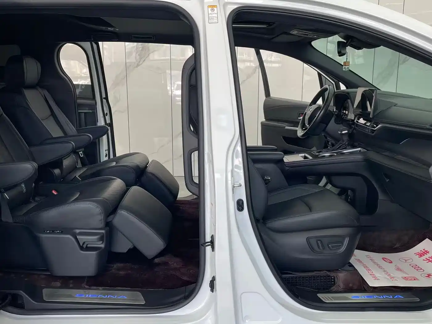 Toyota Sienna 2021 2.5L Hybrid Premium Edition фото 20