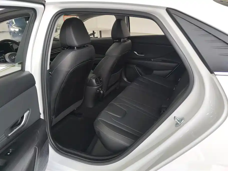 Hyundai Elantra 2022 1.5L CVT GLX Elite Edition фото 11