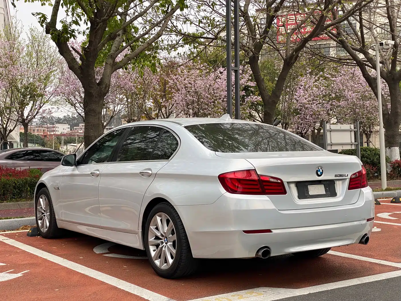 BMW 5 Series 2011 535Li Leading фото 9