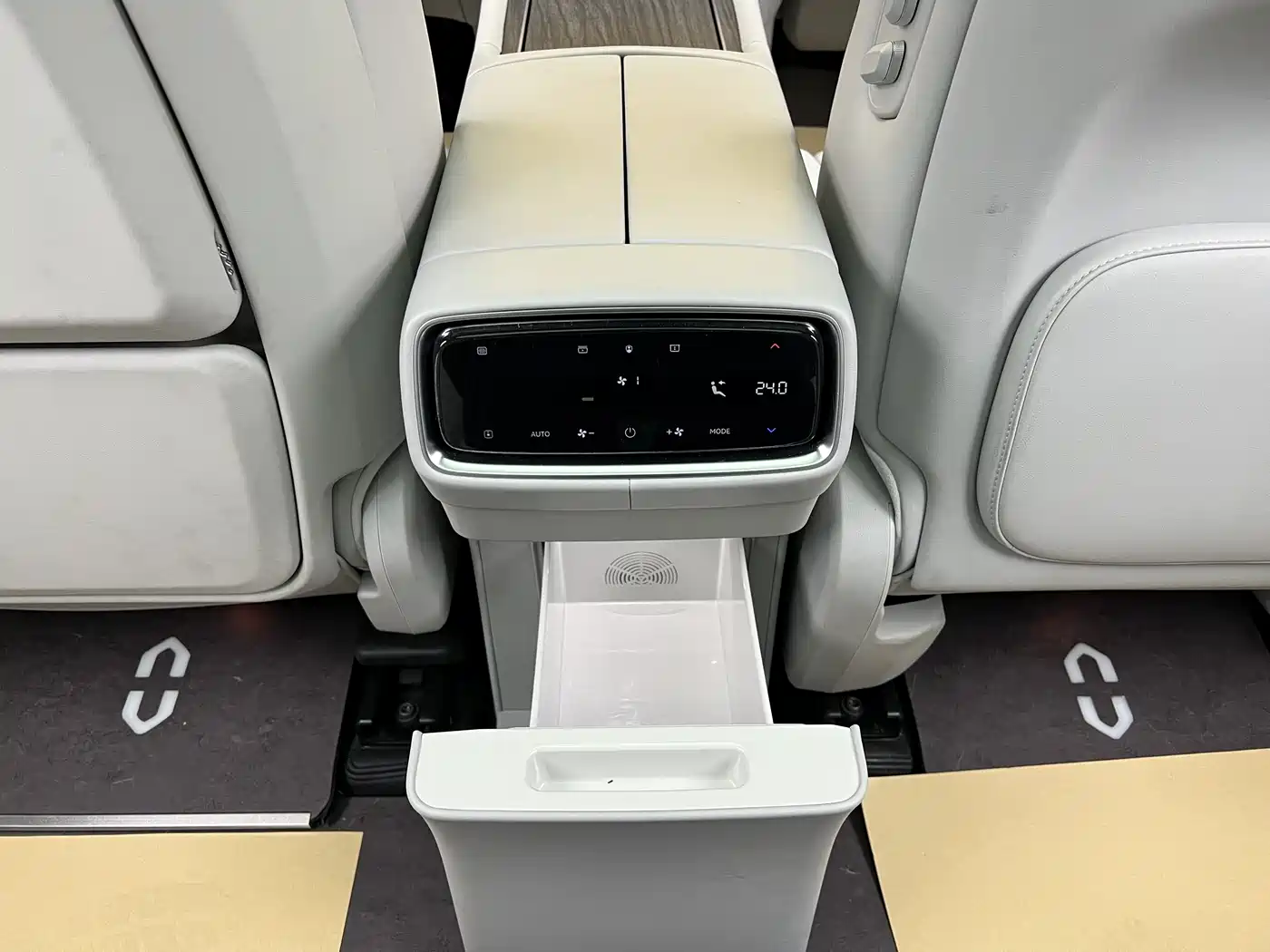 AITO Wenjie AITO M9 2024 Extended Range Ultra 42kWh 6-Seater фото 40
