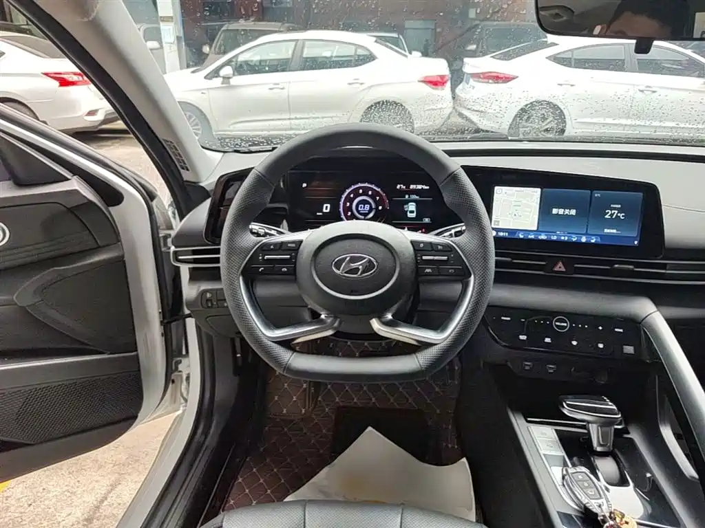 Hyundai Elantra 2021 1.5L CVT LUX Premium Edition фото 11