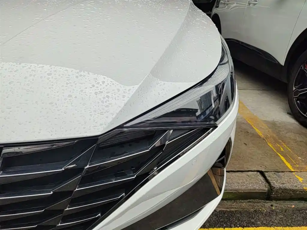 Hyundai Elantra 2021 1.5L CVT LUX Premium Edition фото 24