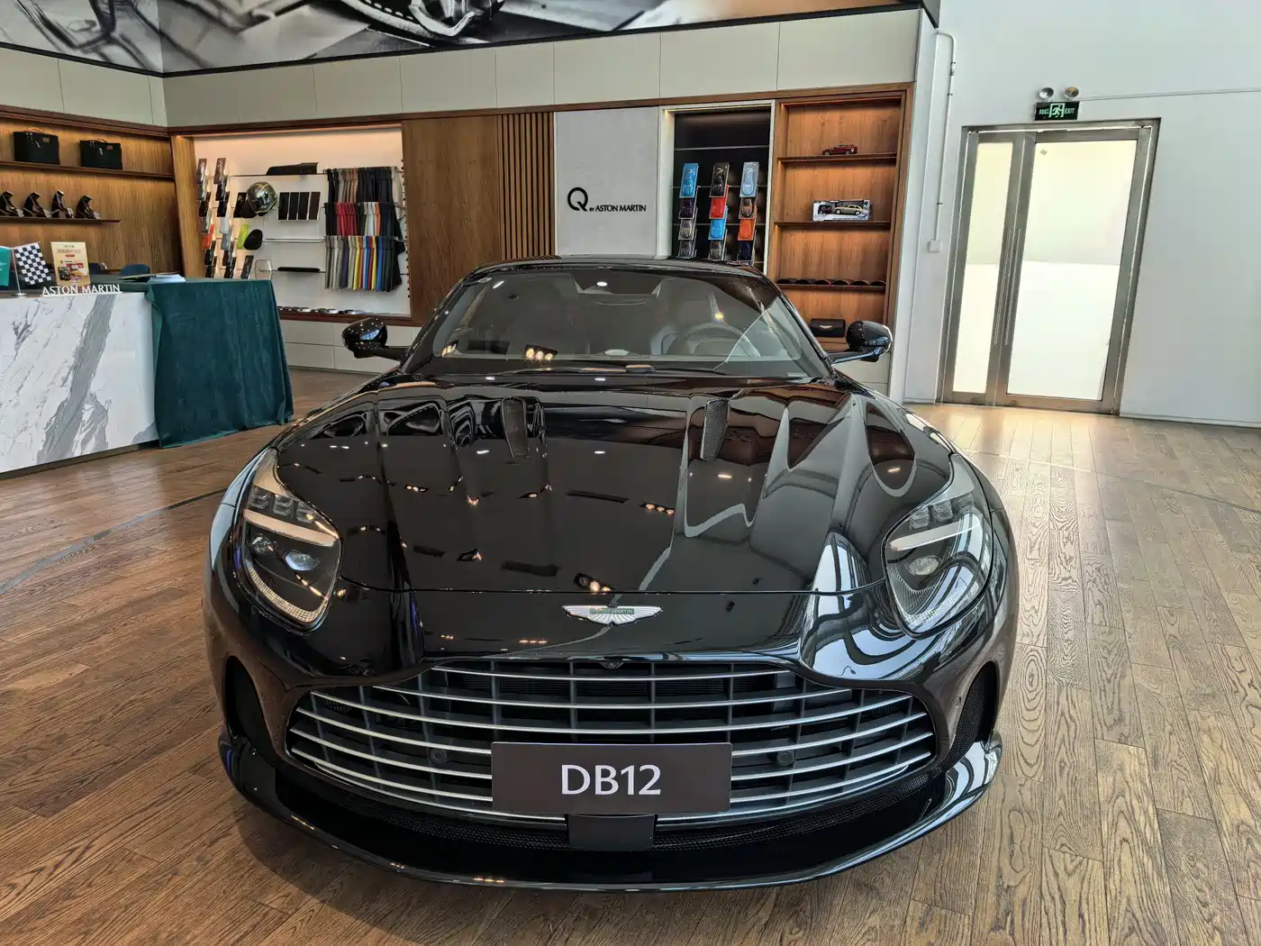 Aston Martin DB12 2025 4.0T V8 Coupe фото 2