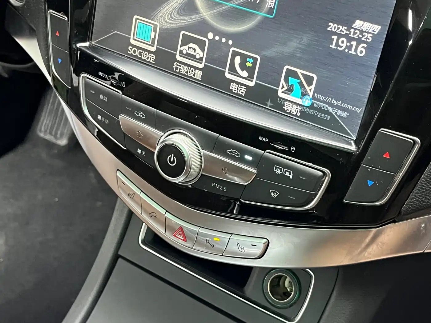 BYD Tang New Energy 2015 2.0T 4WD Flagship фото 18