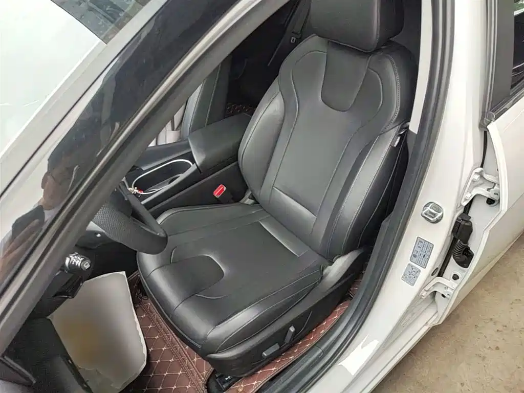 Hyundai Elantra 2021 1.5L CVT LUX Premium Edition фото 15