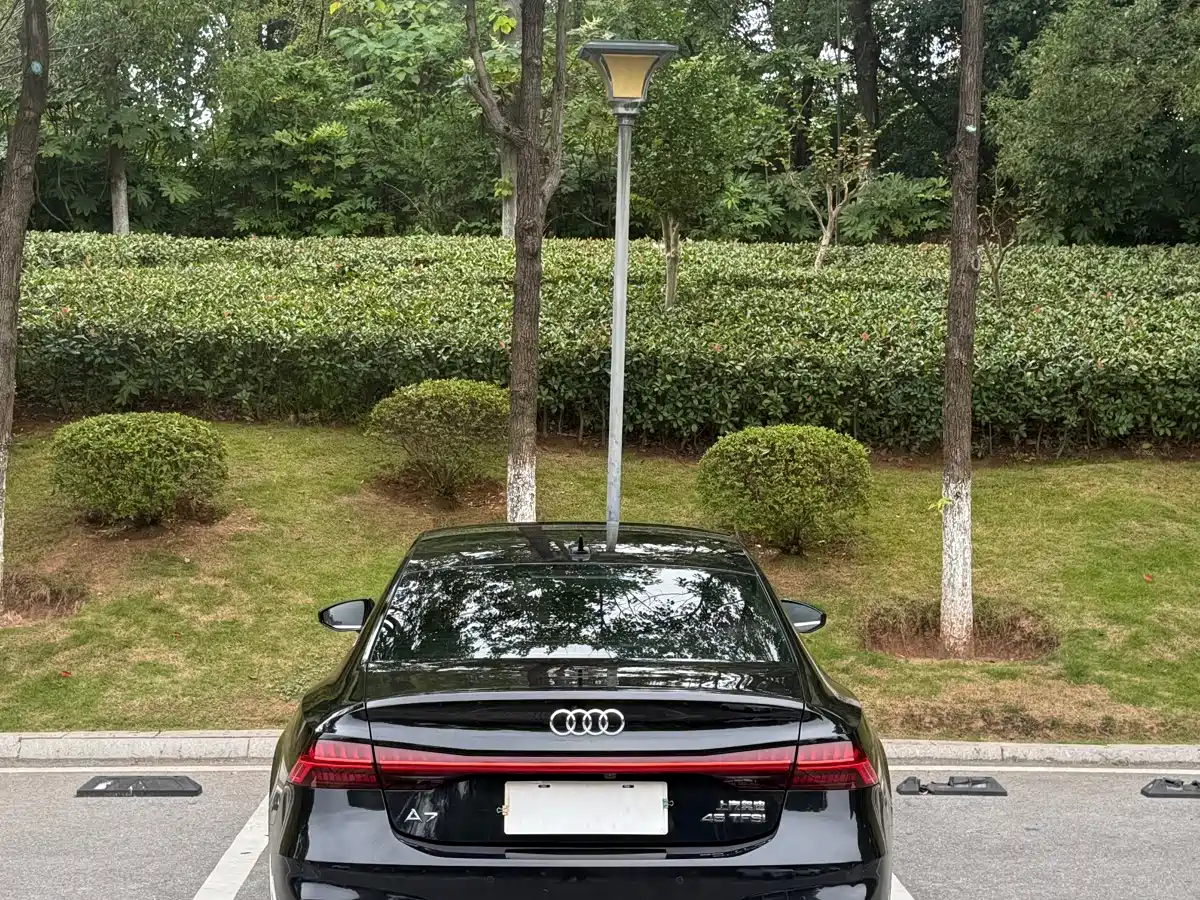 Фото 13 - Audi A7L