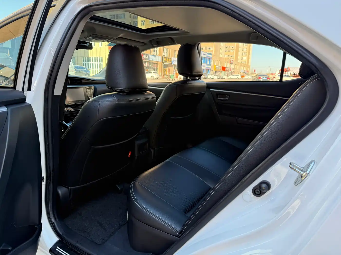 Toyota Corolla Twin Engine E+ 2019 1.8L E-CVT Leading Edition фото 11