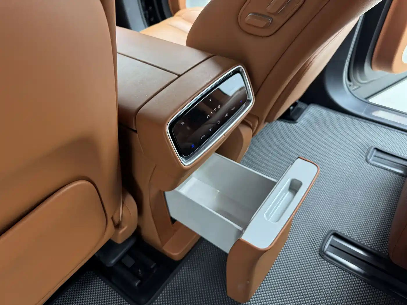 AITO Wenjie AITO M9 2024 Range Extender Max Edition 42kWh 6-seater фото 12