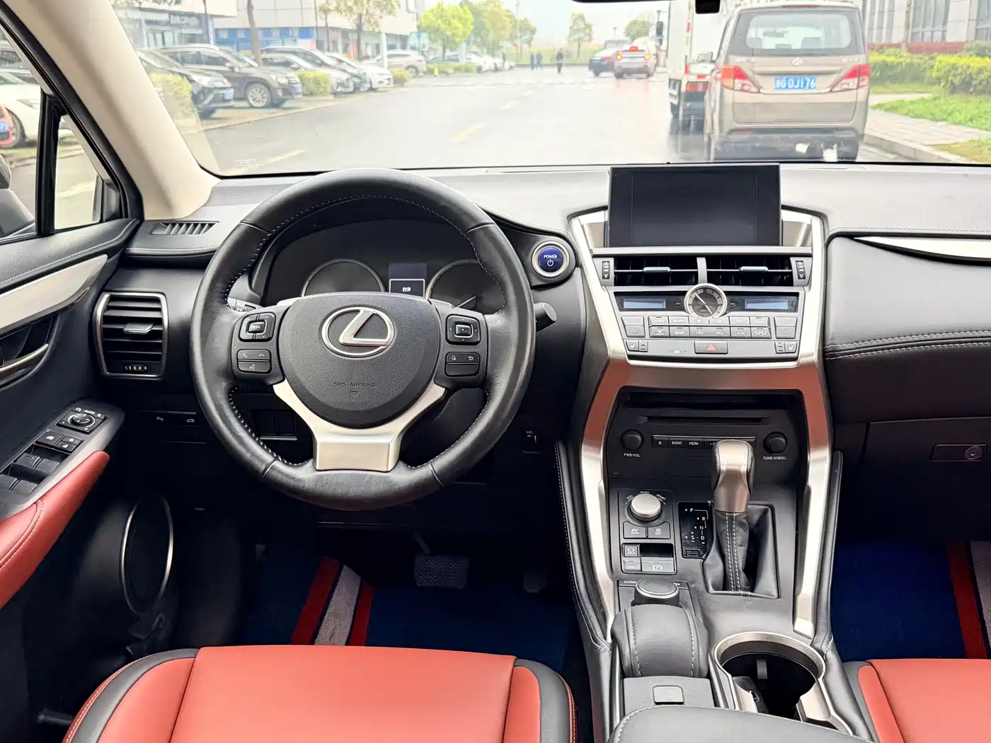 Lexus NX 2015 300h FWD Luxury фото 14