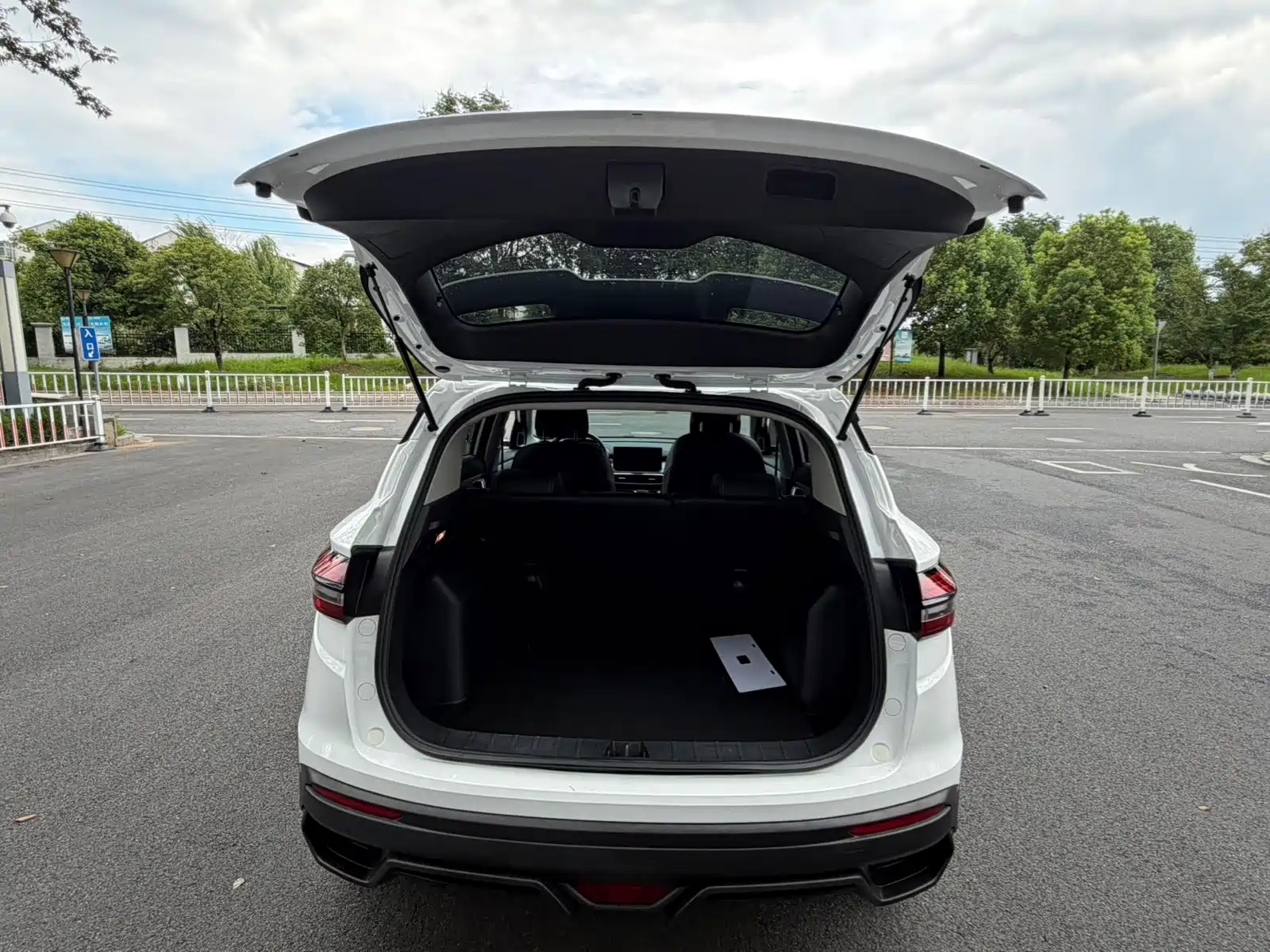 Фото 8 - Geely Coolray