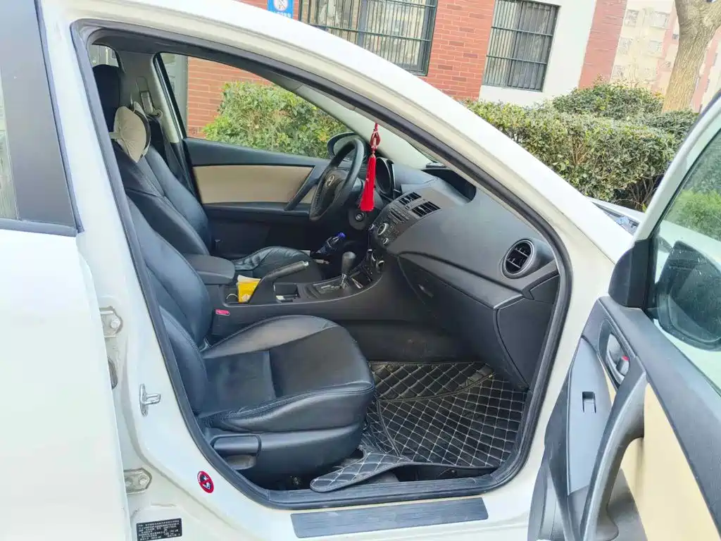 Mazda Mazda3 Axela 2013 2011 Sedan 1.6L Automatic Comfort