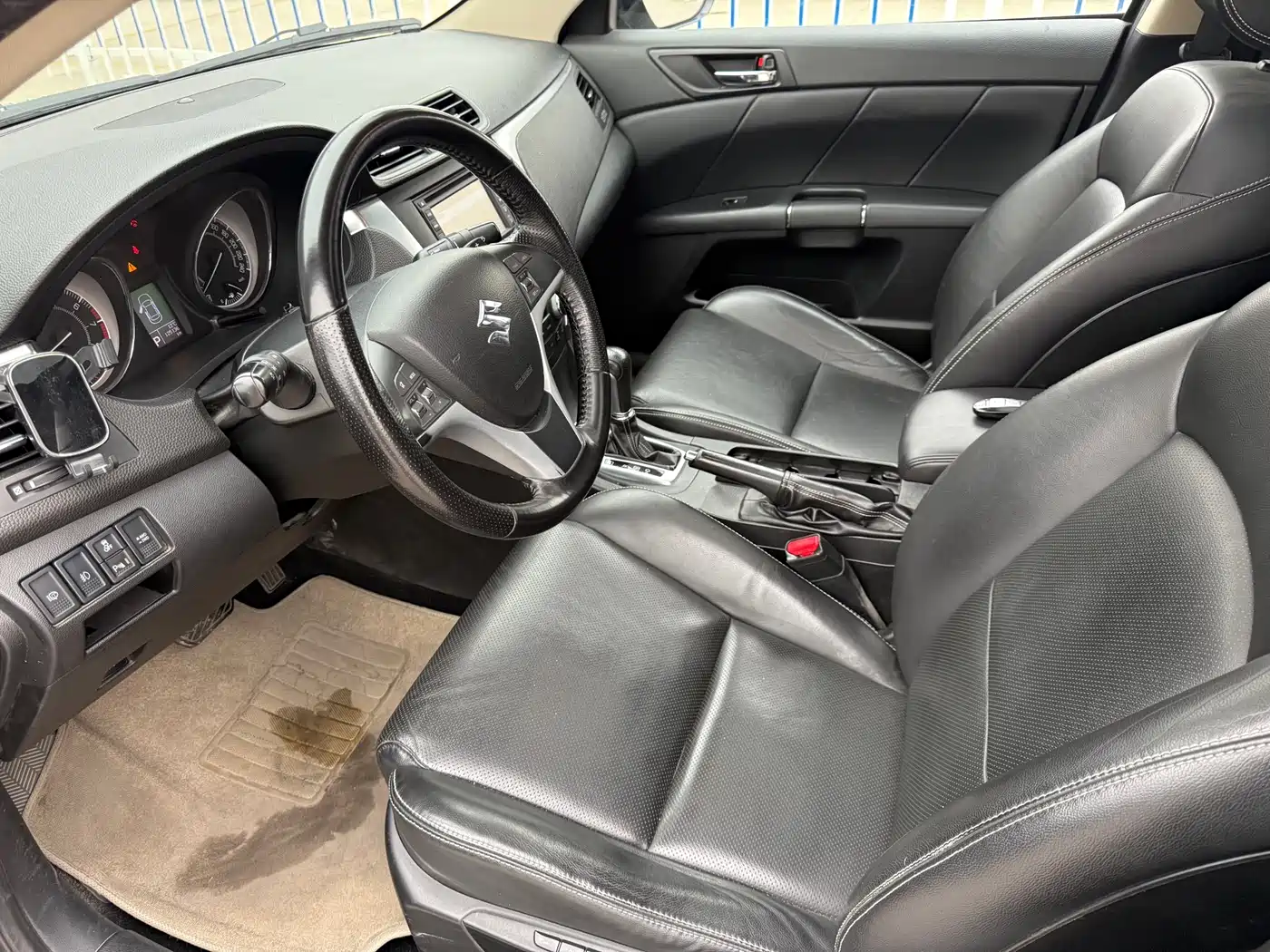 Suzuki Kizashi 2010 2.4L 4WD Sport Navigation фото 6