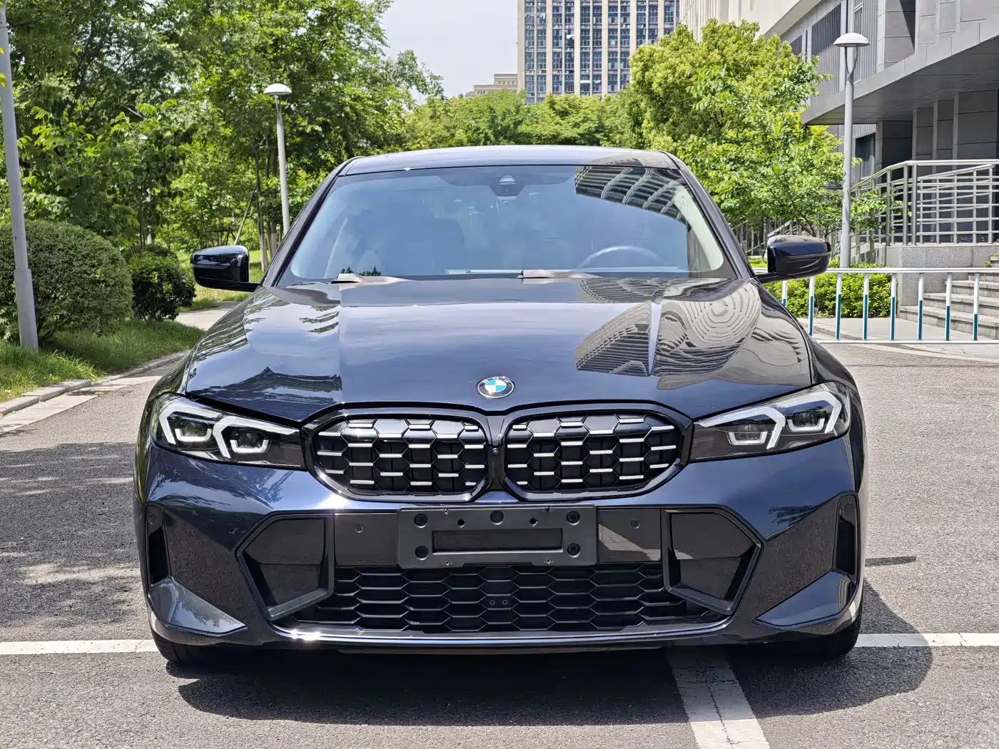 BMW 3 Series 2023 325Li M Sport Black Night Package фото 2